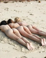 Hegre Art - 19-anna-s-angelica-paulina-beach-trio-annasangelicapaulinabeachtrio_042507_019xxxl